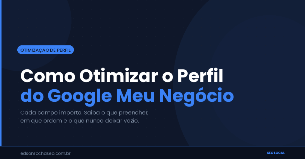 Empresário configurando o perfil do Google Meu Negócio no computador com mapa local ao fundo